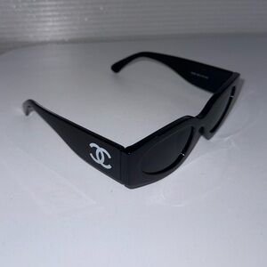 Chic CHANEL Cat Eye Black Sunglasses